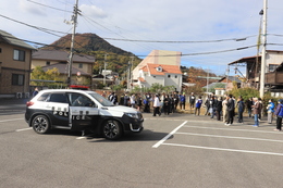 パトカーが到着しました(ホームページ委員会撮影) パトカーが到着しました