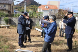 警官が通報者と認知の方から事情徴収しています(ホームページ委員会撮影) 警官が通報者と認知の方から事情徴収しています
