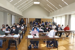 コミセン大会議室に集まった参加者達(ホームページ委員会撮影) コミセン大会議室に集まった参加者達