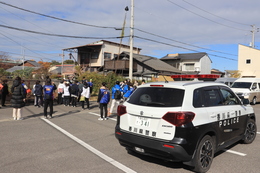 無事パトカーに乗って保護されていきました(ホームページ委員会撮影) 無事パトカーに乗って保護されていきました