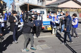 釣西自治会館前での声かけ(ホームページ委員会撮影) 釣西自治会館前での声かけ