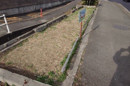香西中央通り花壇歩道側の劣化した竹柵(衛生組合協議会撮影) 香西中央通り花壇歩道側の劣化した竹柵
