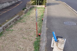 リサイクルプラスチック杭を打ち込みました(衛生組合協議会撮影) リサイクルプラスチック杭を打ち込みました