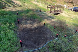 柵が無いと雑草と花壇の境目が分からなくなります(衛生組合協議会撮影) 柵が無いと雑草と花壇の境目が分からなくなります