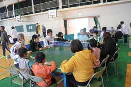 卓球バレー競技の様子(ホームページ委員会撮影) 卓球バレー競技の様子