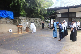 百手の神事の様子(ホームページ委員会撮影) 百手の神事の様子