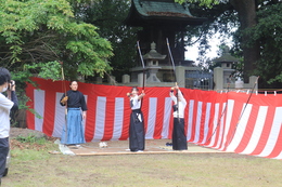 百手矢を射る様子(ホームページ委員会撮影) 百手矢を射る様子