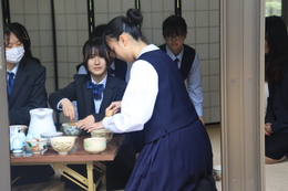 西高茶道部の皆さんです(ホームページ委員会撮影) 西高茶道部の皆さんです