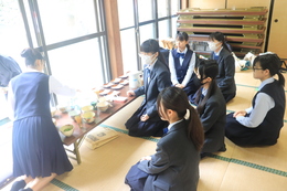 西高茶道部の皆さんです(ホームページ委員会撮影) 西高茶道部の皆さんです