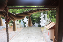 神事が始まる頃はまだ雨模様(ホームページ委員会撮影) 神事が始まる頃はまだ雨模様