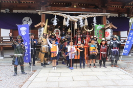 神事後に記念撮影(ホームページ委員会撮影) 神事後に記念撮影