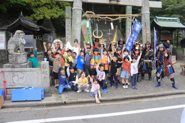 門前では一般の子ども達も入って記念撮影(ホームページ委員会撮影) 門前では一般の子ども達も入って記念撮影