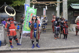 甲冑隊の挨拶(ホームページ委員会撮影) 甲冑隊の挨拶