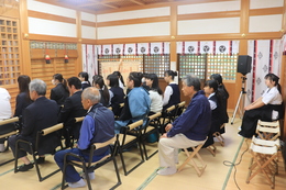 百手弓の方と西高の皆さんも参加しています(ホームページ委員会撮影) 百手弓の方と西高の皆さんも参加しています