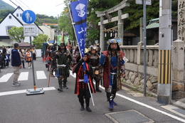 町内の行進がスタートしました(ホームページ委員会撮影) 町内の行進がスタートしました