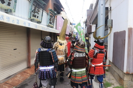 むきむきの街並みを進みます(ホームページ委員会撮影) むきむきの街並みを進みます