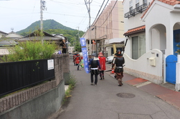 小学校が見えてきました(ホームページ委員会撮影) 小学校が見えてきました