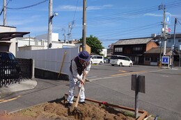 土を耕し(環境衛生組合協議会撮影) 土を耕し