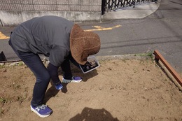 種蒔きの様子(環境衛生組合協議会撮影) 種蒔きの様子