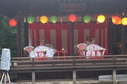 17:20〜神楽殿で浦安の舞(ホームページ委員会撮影) 17:20〜神楽殿で浦安の舞
