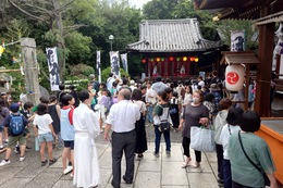 17:20〜神楽殿で浦安の舞(ホームページ委員会撮影) 17:20〜神楽殿で浦安の舞