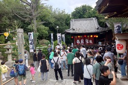 17:20〜神楽殿で浦安の舞(ホームページ委員会撮影) 17:20〜神楽殿で浦安の舞