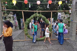 17:30頃の祭りの集約茅の輪くぐり(ホームページ委員会撮影) 17:30頃の祭りの集約茅の輪くぐり