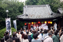 17:30〜神楽殿で餅投げ(ホームページ委員会撮影) 17:30〜神楽殿で餅投げ