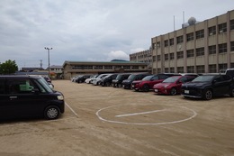 開始時間の香西小学校グランド駐車場は既に満車状態(ホームページ委員会撮影) 開始時間の香西小学校グランド駐車場は既に満車状態