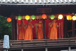 18:00〜神楽殿でハワイアンダンス・プアナニアロハ(ホームページ委員会撮影) 18:00〜神楽殿でハワイアンダンス・プアナニアロハ