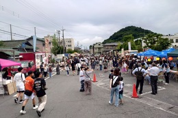 18:45頃の参道の様子(ホームページ委員会撮影) 18:45頃の参道の様子