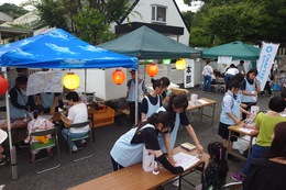 18:45頃の参道の様子 提灯つくり(ホームページ委員会撮影) 18:45頃の参道の様子 提灯つくり