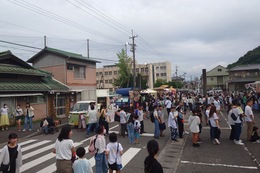 18:45頃の参道の様子 キッチンカーに長い行列(ホームページ委員会撮影) 18:45頃の参道の様子 キッチンカーに長い行列
