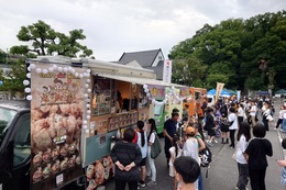 18:45頃の参道の様子 賑わうキッチンカー(ホームページ委員会撮影) 18:45頃の参道の様子 賑わうキッチンカー