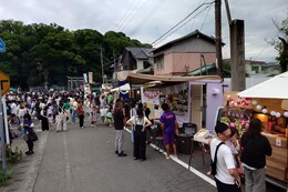 18:45頃の参道の様子(ホームページ委員会撮影) 18:45頃の参道の様子