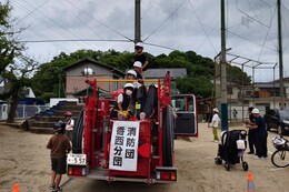 駐車場整備に活躍したのは消防団香西分団のみなさん(ホームページ委員会撮影) 駐車場整備に活躍したのは消防団香西分団のみなさん
