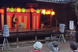 19:00〜神楽殿で鬼無桃太郎会新舞踊(ホームページ委員会撮影) 19:00〜神楽殿で鬼無桃太郎会新舞踊