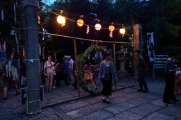 19:20頃 茅の輪くぐりの様子(ホームページ委員会撮影) 19:20頃 茅の輪くぐりの様子