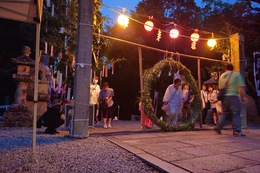 19:20頃 茅の輪くぐりの様子(ホームページ委員会撮影) 19:20頃 茅の輪くぐりの様子