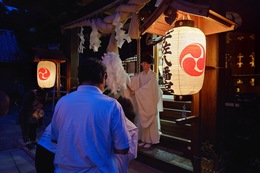 19:30〜社殿で夏越しのお祭り神事 19:30〜社殿で夏越しのお祭り神事