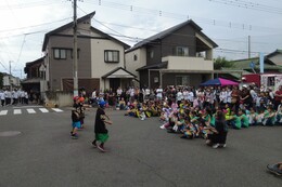 16:00 大鳥居前でダンスチームSister&ESS(ホームページ委員会撮影) 16:00 大鳥居前でダンスチームSister&ESS