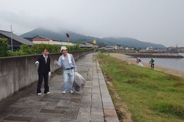 ボランティア参加の女性も活躍してくれました(環境衛生組合協議会撮影) ボランティア参加の女性も活躍してくれました