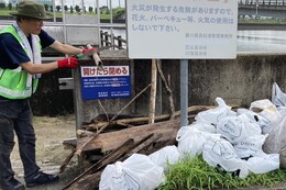 長い木材を短く切っています(環境衛生組合協議会撮影) 長い木材を短く切っています