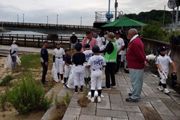 海岸全体のごみ拾いをお願いしました(環境衛生組合協議会撮影) 海岸全体のごみ拾いをお願いしました