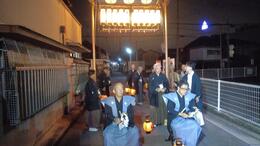 スタート地点はお好み焼き山田への入り口付近(平賀北秋祭り実行委員会撮影) スタート地点はお好み焼き山田への入り口付近
