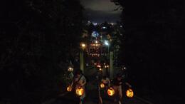 参道の石段を上がってきています(平賀北秋祭り実行委員会撮影) 参道の石段を上がってきています