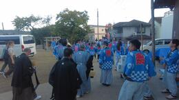 お供に中塚獅子と平賀太鼓台が来てくれました(平賀北秋祭り実行委員会撮影) お供に中塚獅子と平賀太鼓台が来てくれました