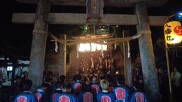 鳥居下で小舟の唄で神事に送り出されます(平賀北秋祭り実行委員会撮影) 鳥居下で小舟の唄で神事に送り出されます