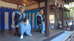 神楽殿で控える香西地区の頭人(平賀北秋祭り実行委員会撮影) 神楽殿で控える香西地区の頭人