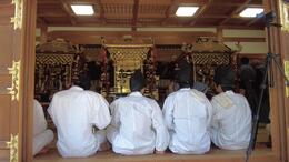 神輿かきが参加して御霊遷しの神事(平賀北秋祭り実行委員会撮影) 神輿かきが参加して御霊遷しの神事